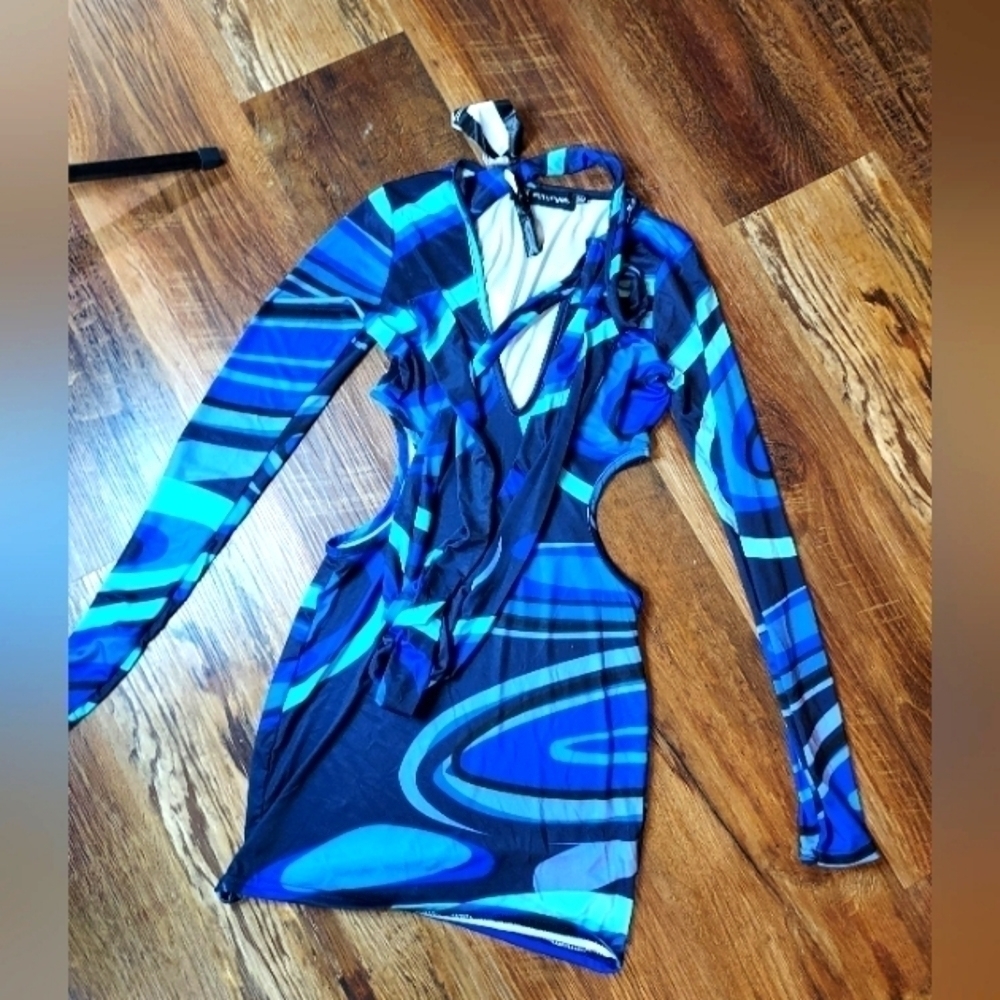 Prettylittlething dress size 0 NWT cut off dress Abstract design